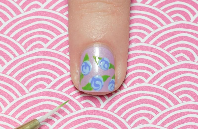 TUTORIAL I Flower Nail Art - Using a Petal Brush to create easy flower nail  designs 