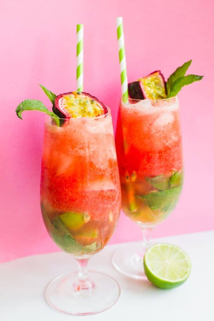 PASSIONFRUIT & STRAWBERRY MOJITOS RECIPE! THE PERFECT SUMMER COCKTAIL