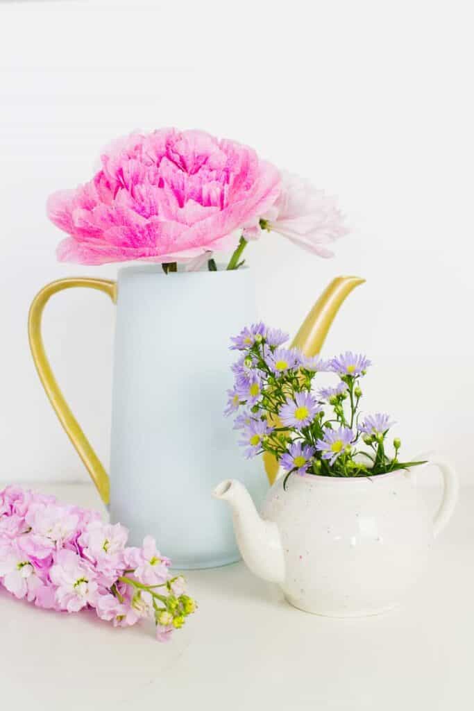 HOW TO TURN TEAPOTS INTO FLOWER VASE CENTREPIECES FOR YOUR WEDDING ...