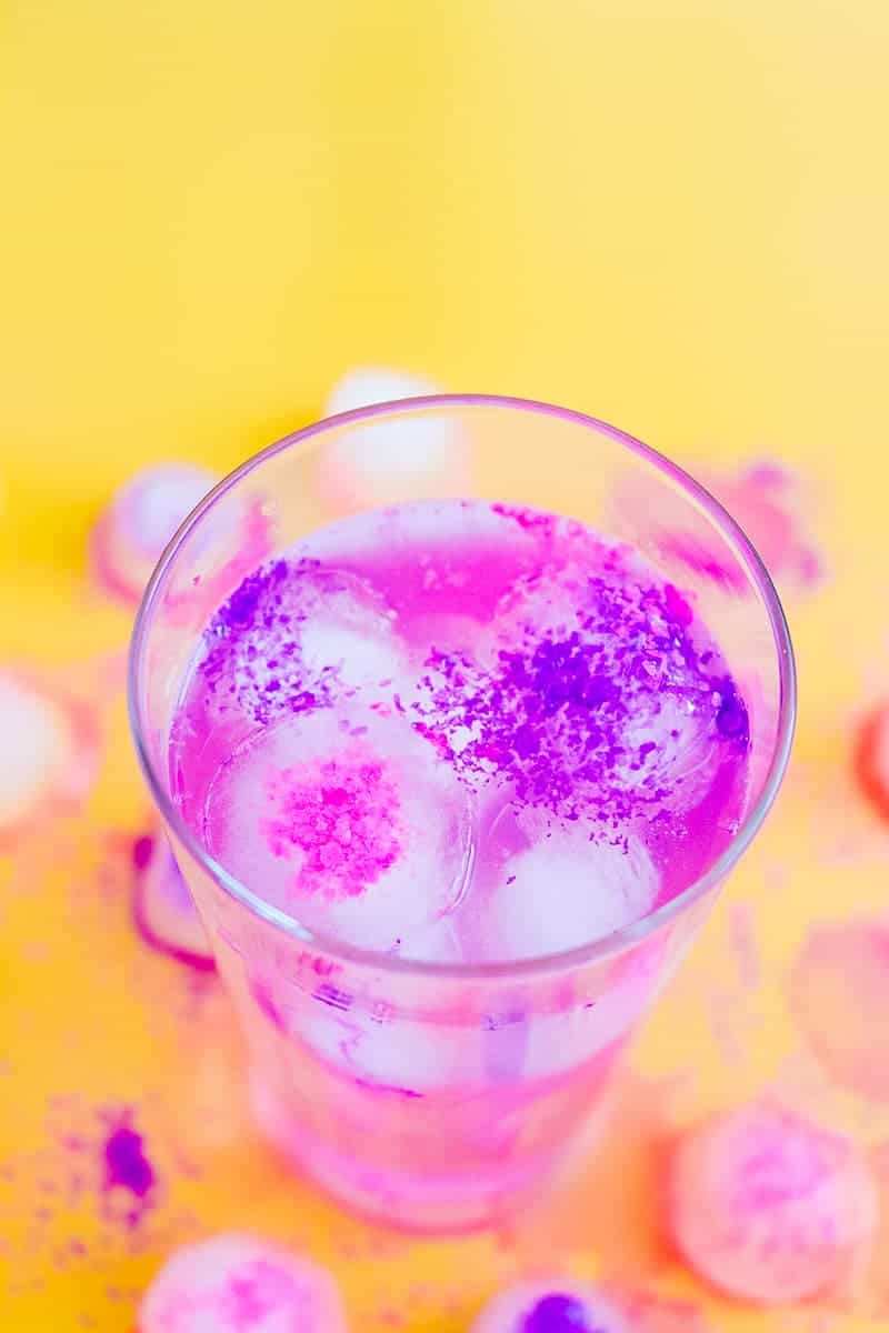 https://www.bespoke-bride.com/wp-content/uploads/2017/03/DIY-Glitter-ICe-Cubes-Edible-Fun-Party-Sparkle-Drinks-Cocktail-Accessories_-5.jpg