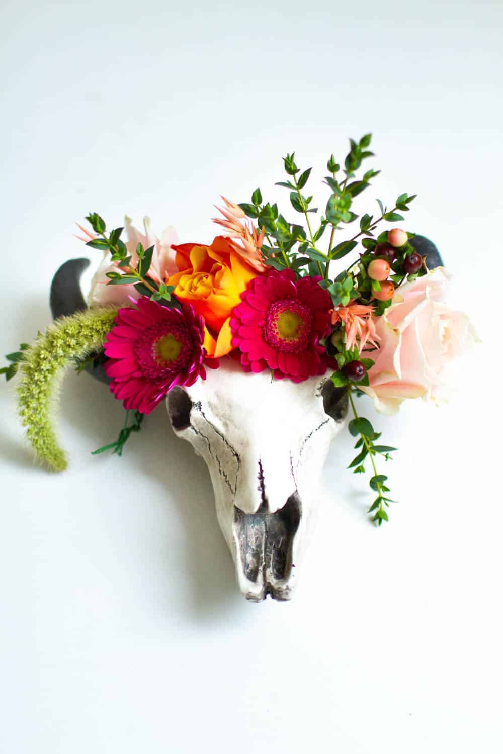 https://www.bespoke-bride.com/wp-content/uploads/2020/03/DIY-Floral-animal-skull-flowers-decorated-boho-centrepiece-bohemian-foliage-tutorial-9.jpg