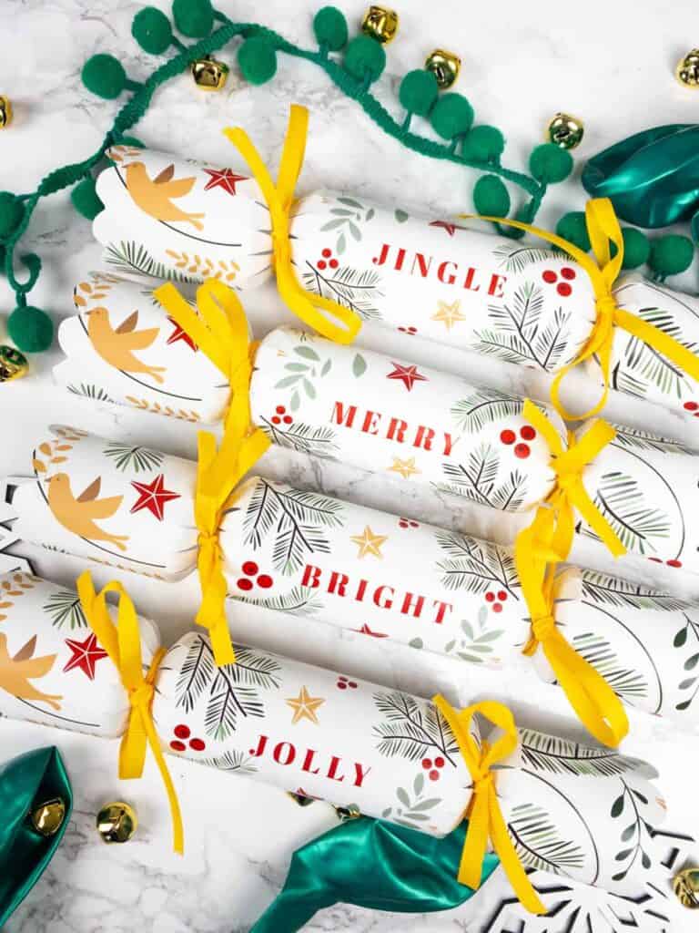 THE CUTEST DIY CHRISTMAS CRACKERS (WITH FREE PRINTABLE TEMPLATE ...