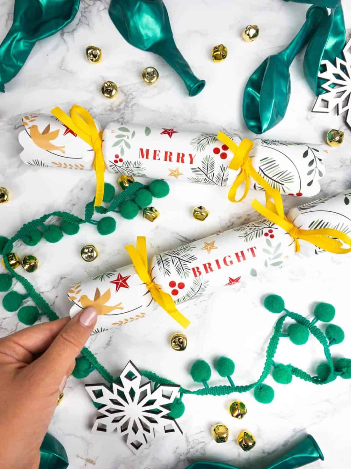 the-cutest-diy-christmas-crackers-with-free-printable-template
