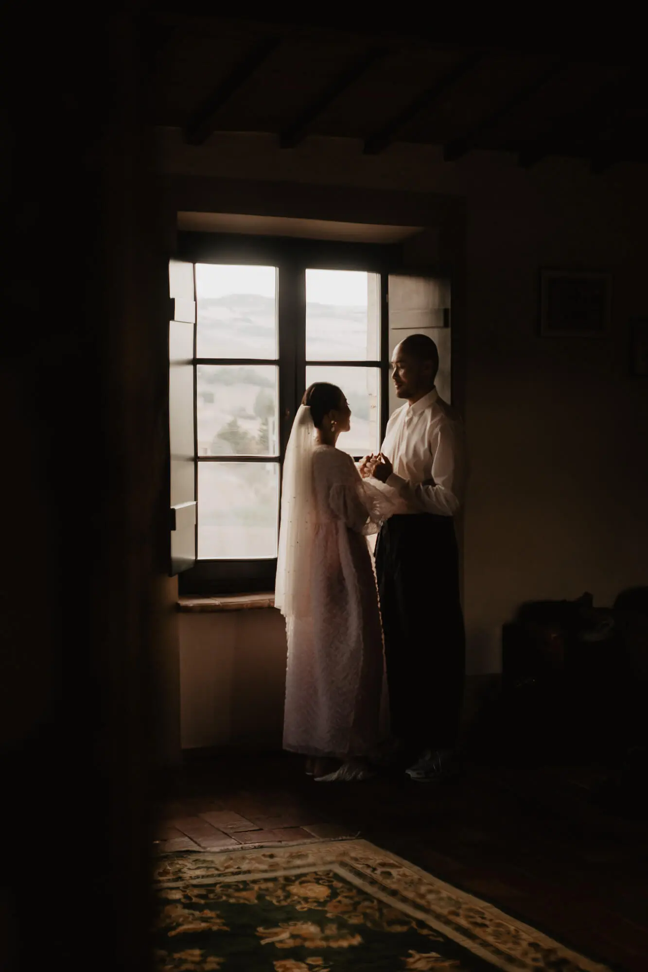 Elopement shoot in the Tuscan Countryside Hills