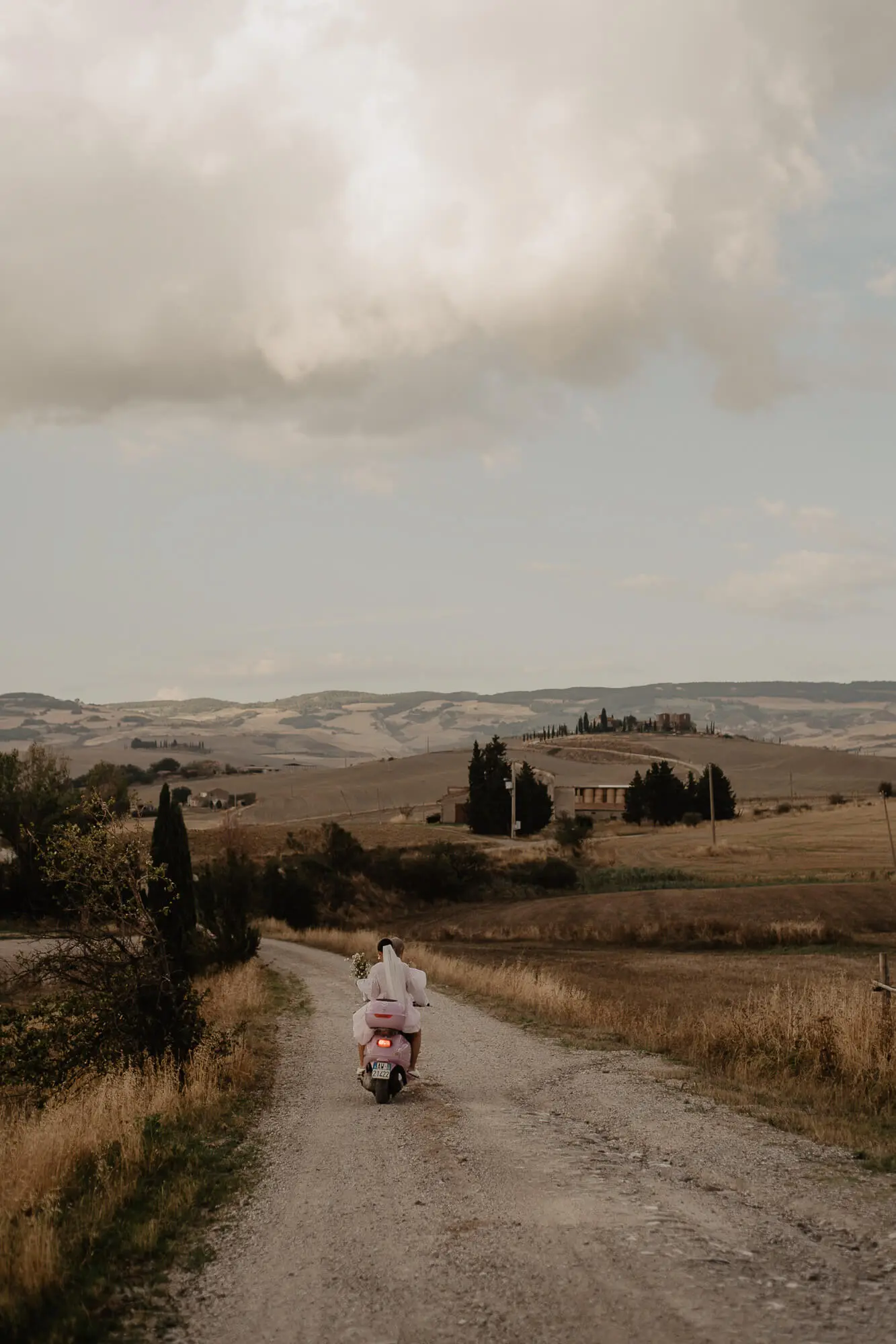 Cozy Elopement shoot in the Tuscan Countryside Hills